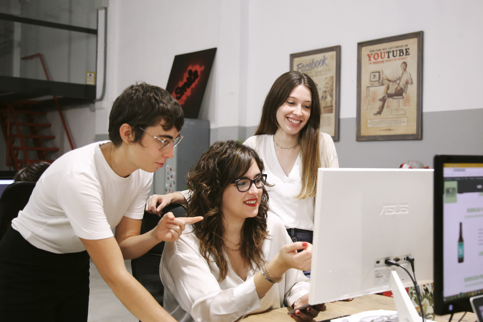 tres trabajadoras de agencia de marketing en Zaragoza